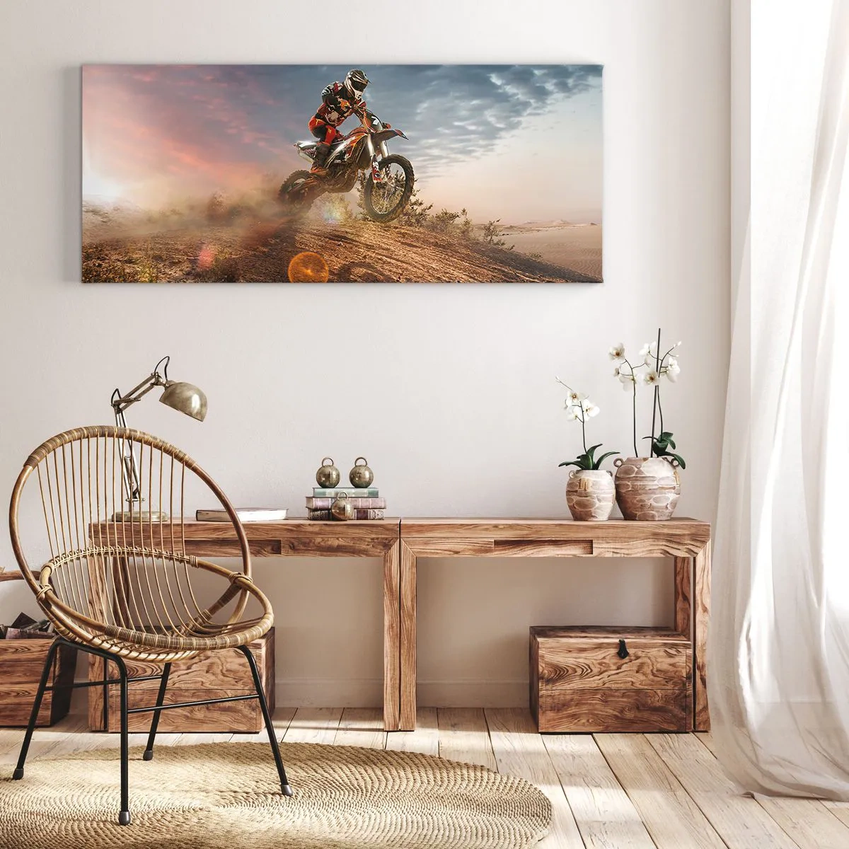Bild auf Leinwand - Leinwandbild - Motorradfahrer in den Dünen bei Sonnenuntergang - 140x50cm - Für den Sieg - Moderne Wanddekoration für Wohnzimmer und Schlafzimmer ARTTOR