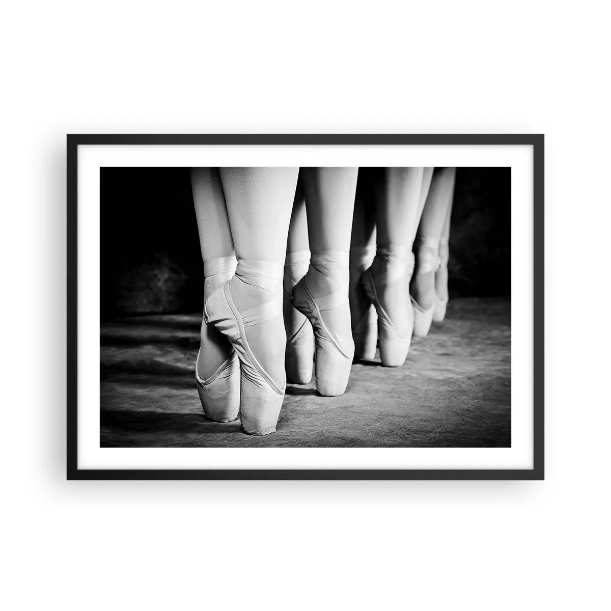 Poster in einem schwarzem Rahmen - Schwarz-Weiß-Aufnahme der Ballettschuhe einer Tänzerin - 70x50cm - Gemeinsam, leicht - Moderne Wanddekoration für Wohnzimmer und Schlafzimmer ARTTOR