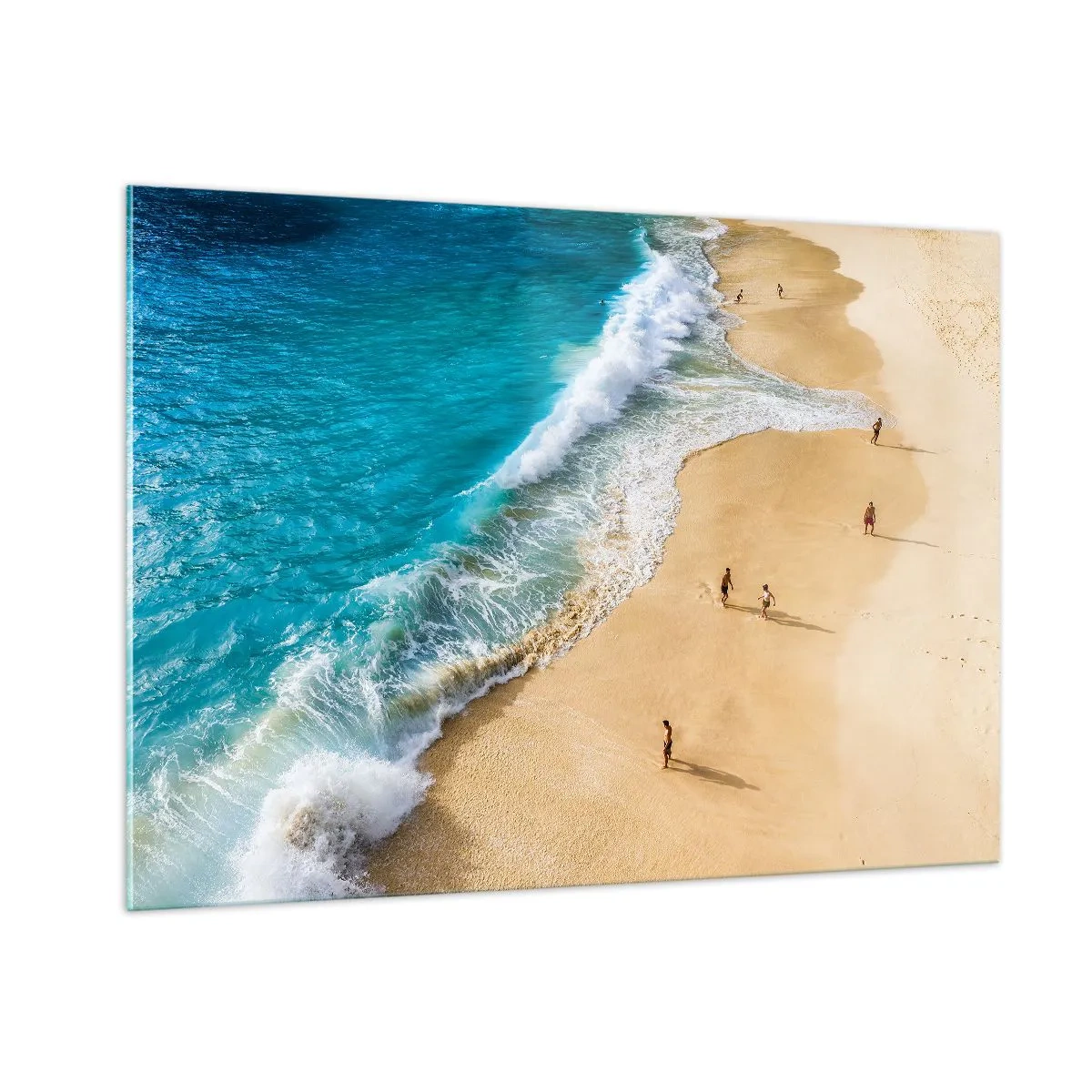 Glasbild - Bild auf glas - Ein goldener Strand mit türkisfarbenem Wasser und Menschen, die am Ufer entlang spazieren - 100x70cm - Und dann die Sonne, der Strand… - Moderne Wanddekoration für Wohnzimmer und Schlafzimmer ARTTOR