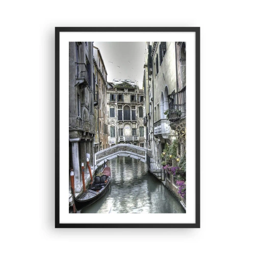 Poster in einem schwarzem Rahmen - Ein Kanal in Venedig mit einer Gondel und einer Brücke im Hintergrund - 50x70cm - Seit Jahrhunderten in stiller Besinnung - Moderne Wanddekoration für Wohnzimmer und Schlafzimmer ARTTOR
