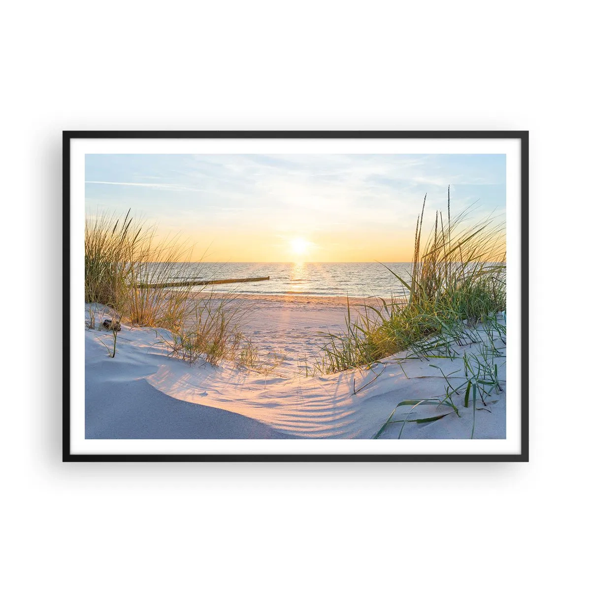 Poster in einem schwarzem Rahmen - Ein Sandstrand mit Blick auf den Sonnenuntergang über dem Meer - 100x70cm - Das Rauschen des Meeres, der Gesang der Vögel, ein wilder Strand im Gras ... - Moderne Wanddekoration für Wohnzimmer und Schlafzimmer ARTTOR