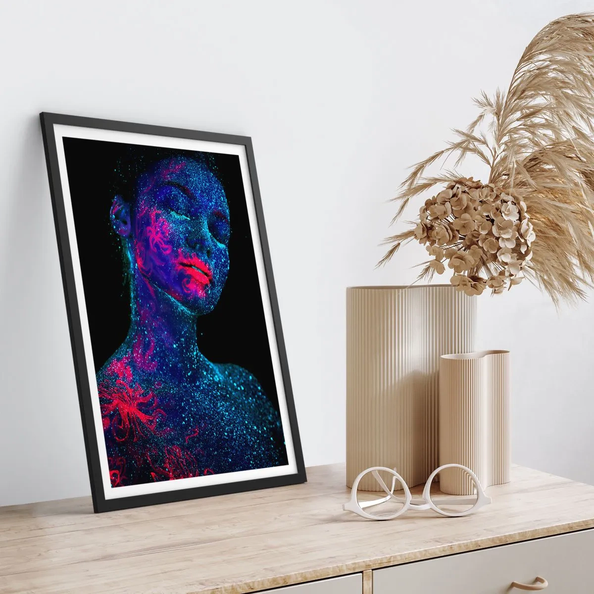 Poster in einem schwarzem Rahmen - Eine Frau, die unter UV-Licht mit fluoreszierendem Pollen bedeckt ist. - 50x70cm - Im Sternenstaub - Moderne Wanddekoration für Wohnzimmer und Schlafzimmer ARTTOR