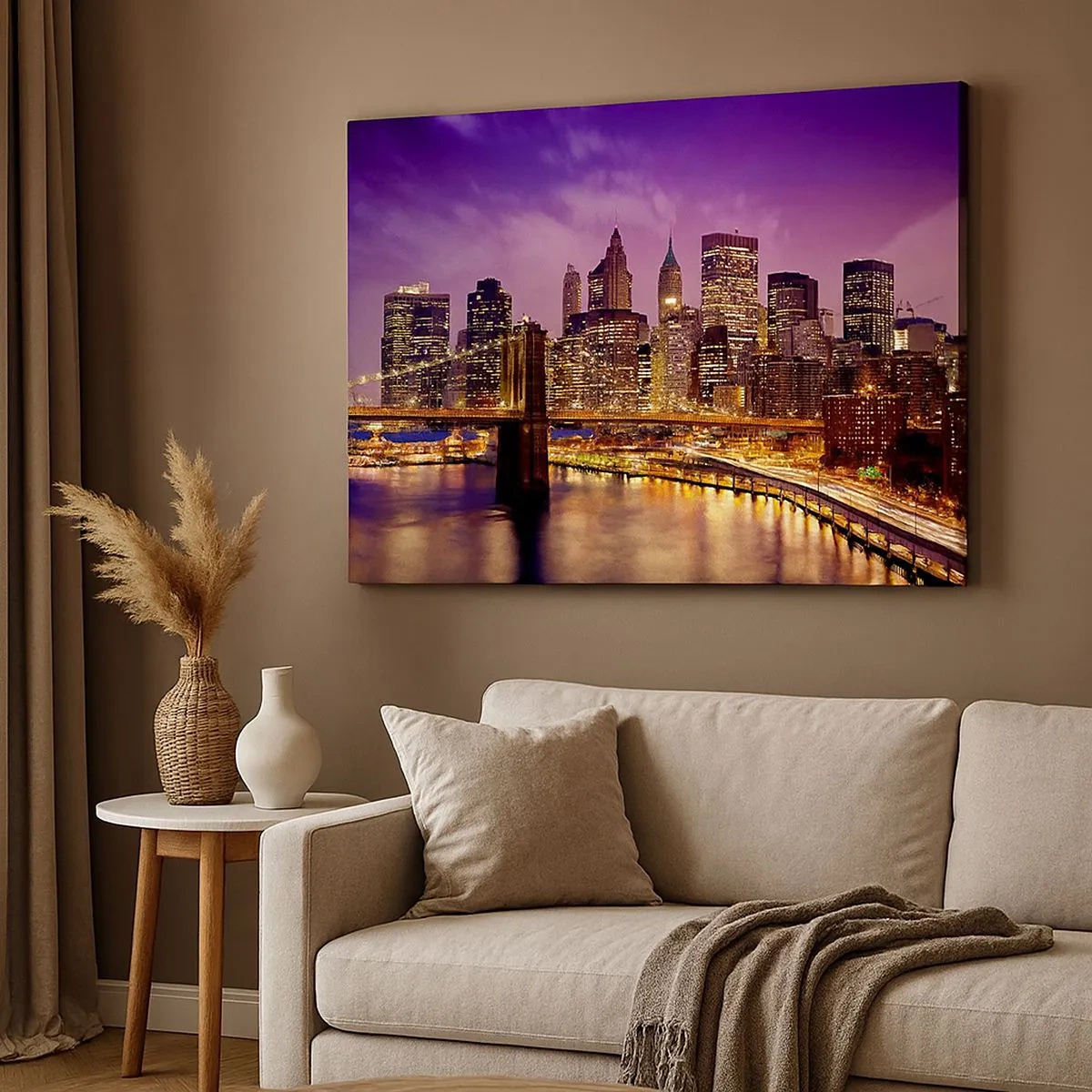 Bild auf Leinwand - Leinwandbild - Panorama der Stadt mit der Brücke im Abendlicht vor dem violetten Himmel - 70x50cm - Violett-goldenes Manhathann - Moderne Wanddekoration für Wohnzimmer und Schlafzimmer ARTTOR