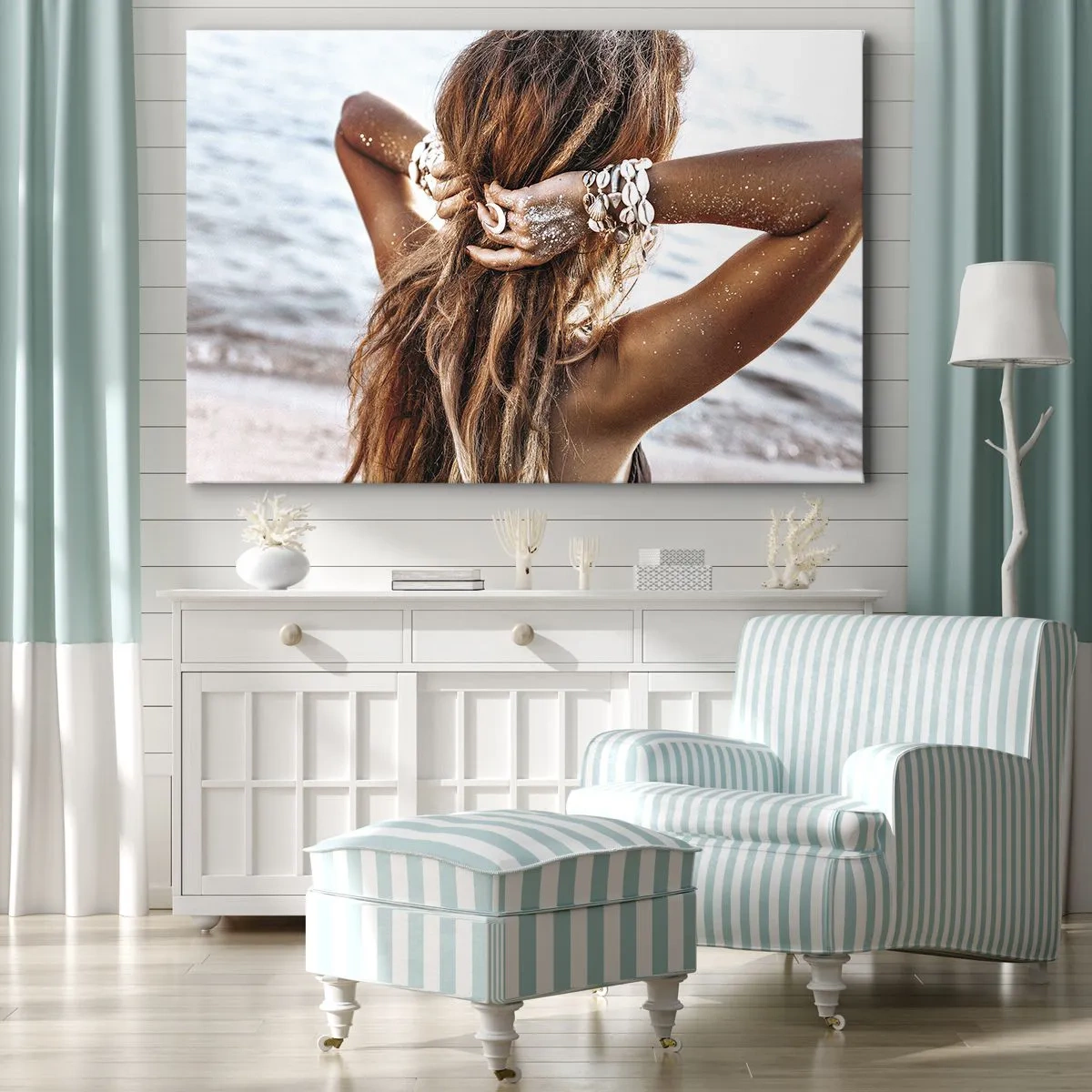 Bild auf Leinwand - Leinwandbild - Eine Frau am Strand mit wehendem Haar in der Sonne - 70x50cm - Eine Schwester von Wasser und Sonne - Moderne Wanddekoration für Wohnzimmer und Schlafzimmer ARTTOR