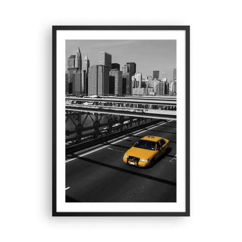 Poster in einem schwarzem Rahmen - Ein gelbes Taxi vor einem schwarz-weißen Stadthintergrund - 50x70cm - Die Farbe einer Großstadt - Moderne Wanddekoration für Wohnzimmer und Schlafzimmer ARTTOR