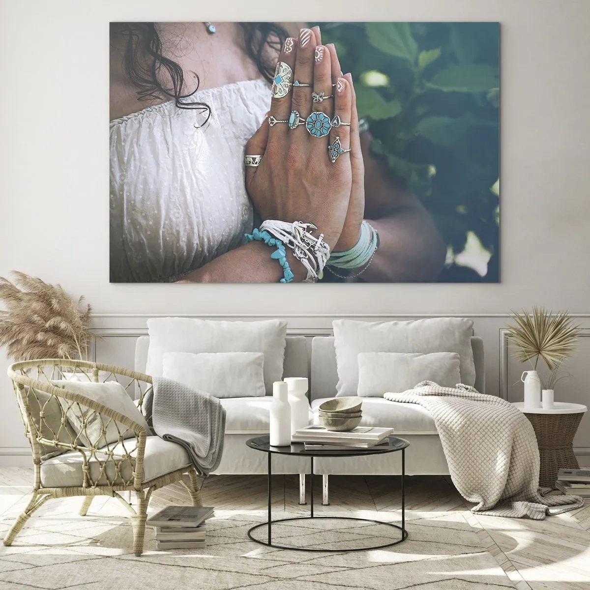 Glasbild - Bild auf glas - Frauenhände tragen Boho-Schmuck - 70x50cm - Willkommen im Zentrum des Seins - Moderne Wanddekoration für Wohnzimmer und Schlafzimmer ARTTOR