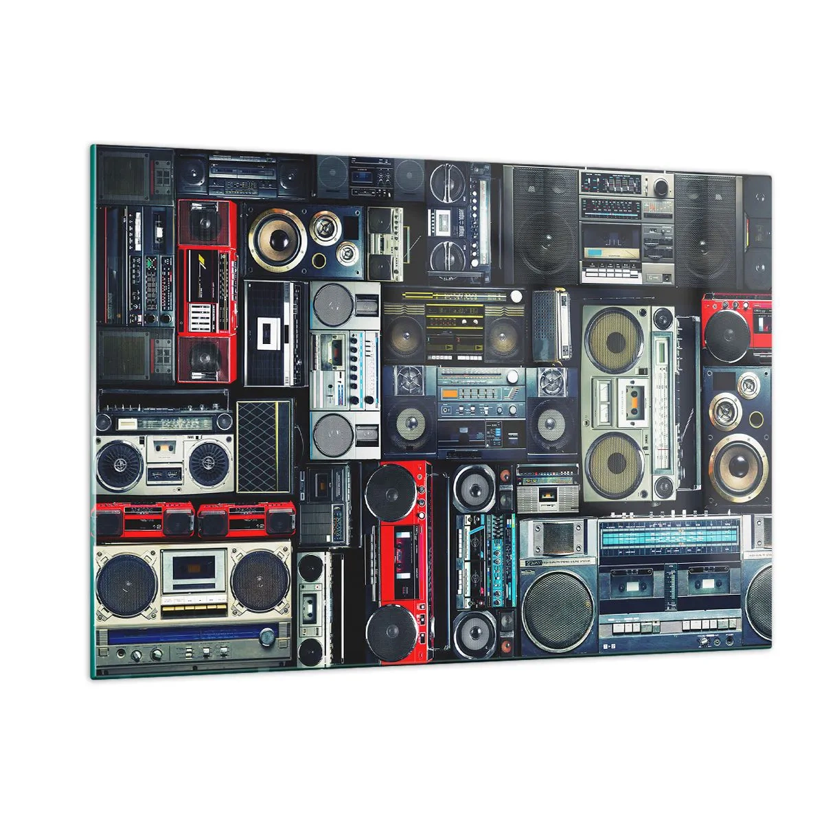 Glasbild - Bild auf glas - Eine Collage aus Retro-Radios und Tonbandgeräten auf dunklem Hintergrund. - 120x80cm - Sehnsucht nach den 1980er Jahren - Moderne Wanddekoration für Wohnzimmer und Schlafzimmer ARTTOR
