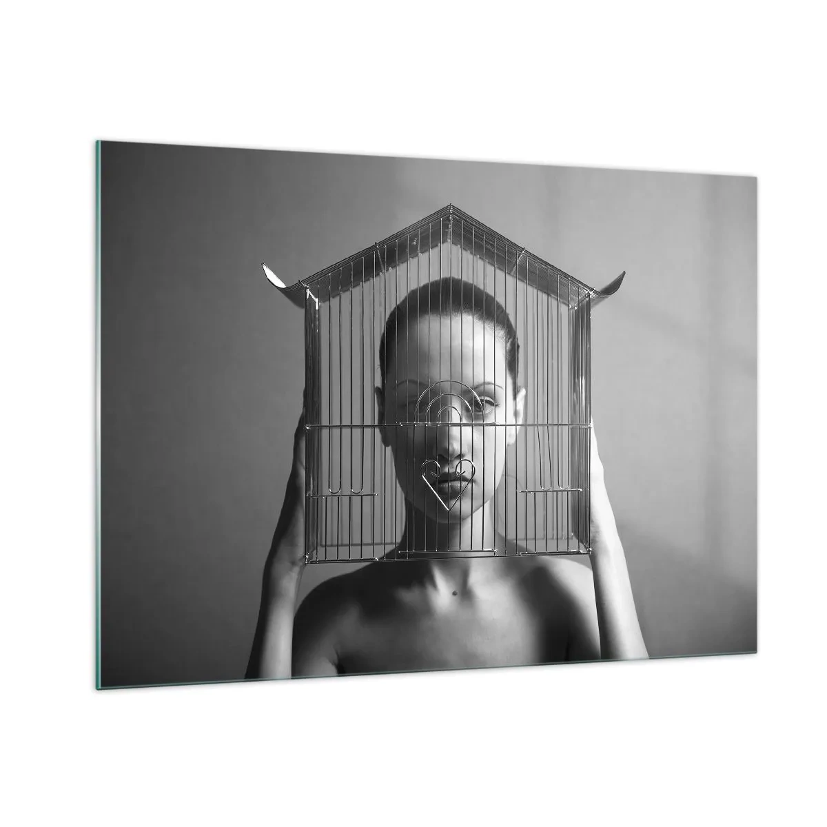 Glasbild - Bild auf glas - Frau mit einem hausförmigen Käfig im Gesicht in Schwarzweiß - 100x70cm - Ein leicht surreales Portrait - Moderne Wanddekoration für Wohnzimmer und Schlafzimmer ARTTOR