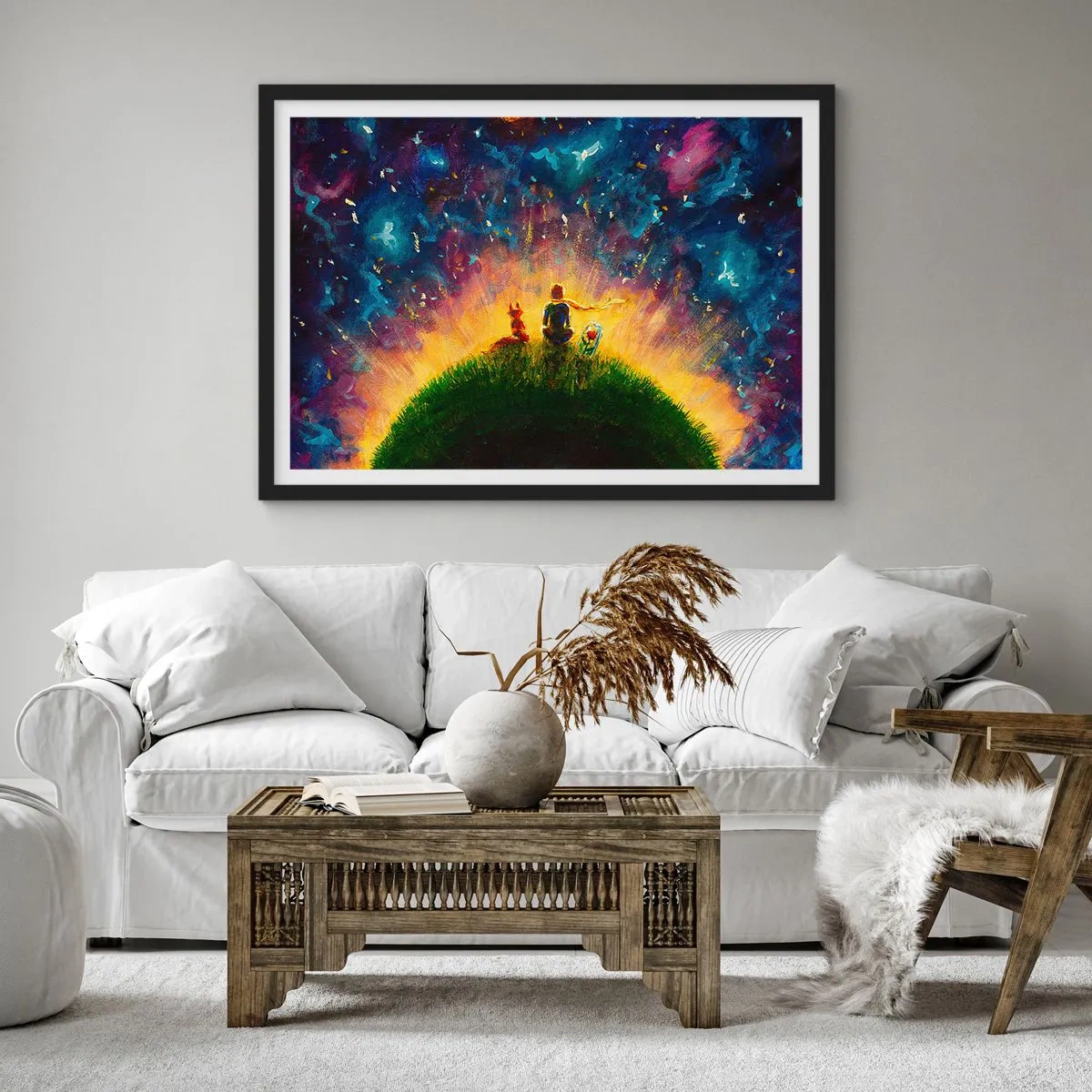 Poster in einem schwarzem Rahmen - Figuren auf einem grünen Hügel, umgeben von einem Sternenhimmel - 70x50cm - Liebe und Freundschaft - die ganze Welt - Moderne Wanddekoration für Wohnzimmer und Schlafzimmer ARTTOR